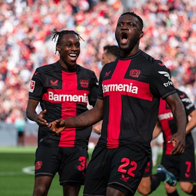 Leverkusens Torschütze Victor Boniface (r) und Jeremie Frimpong jubeln nach dem Treffer zur 1:0 Führung.
