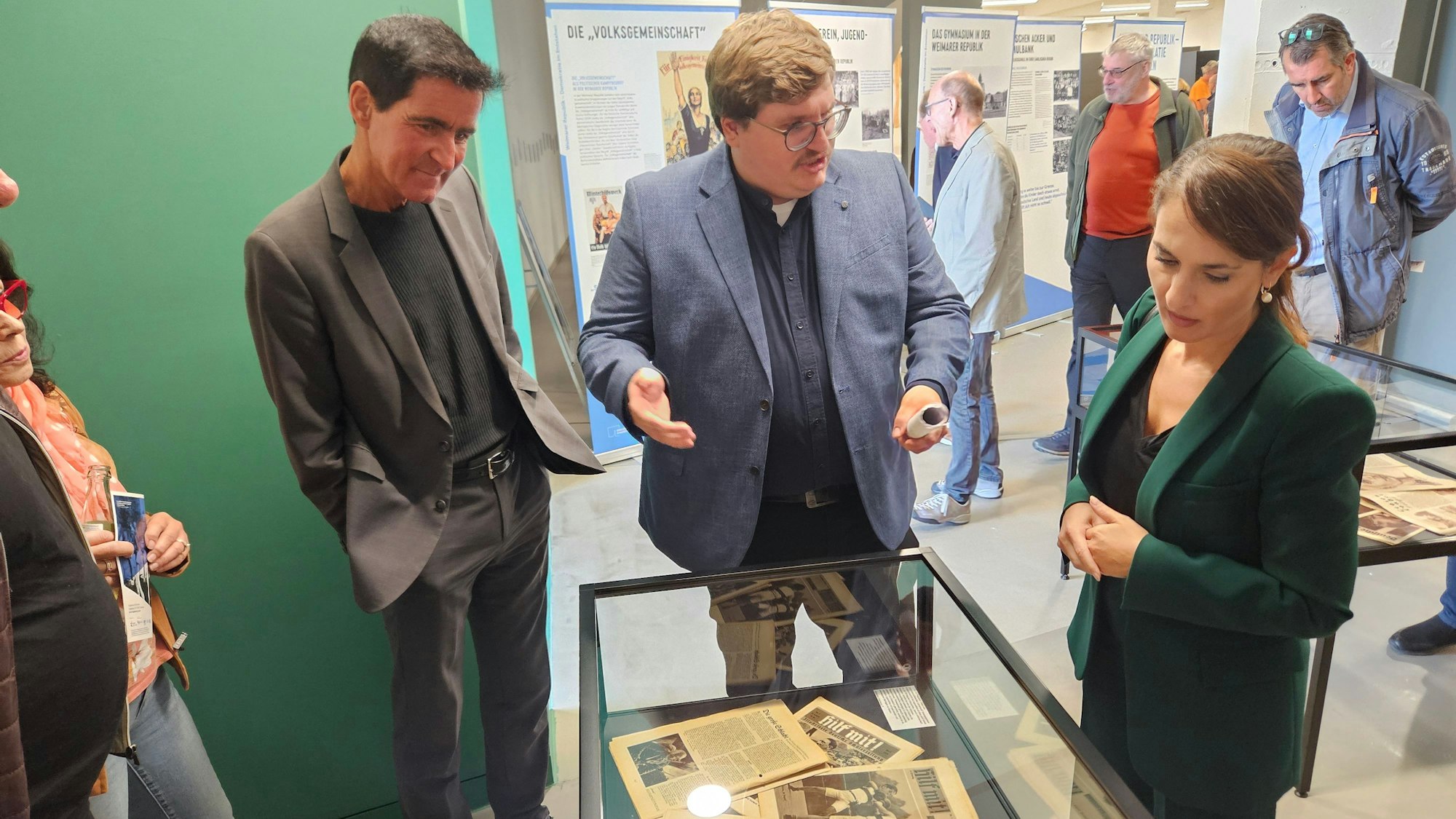 Thomas Kreyes (v.l.), Marc Meyer und Gonca Türkeli-Dehnert stehen vor einer Ausstellungsvitrine.