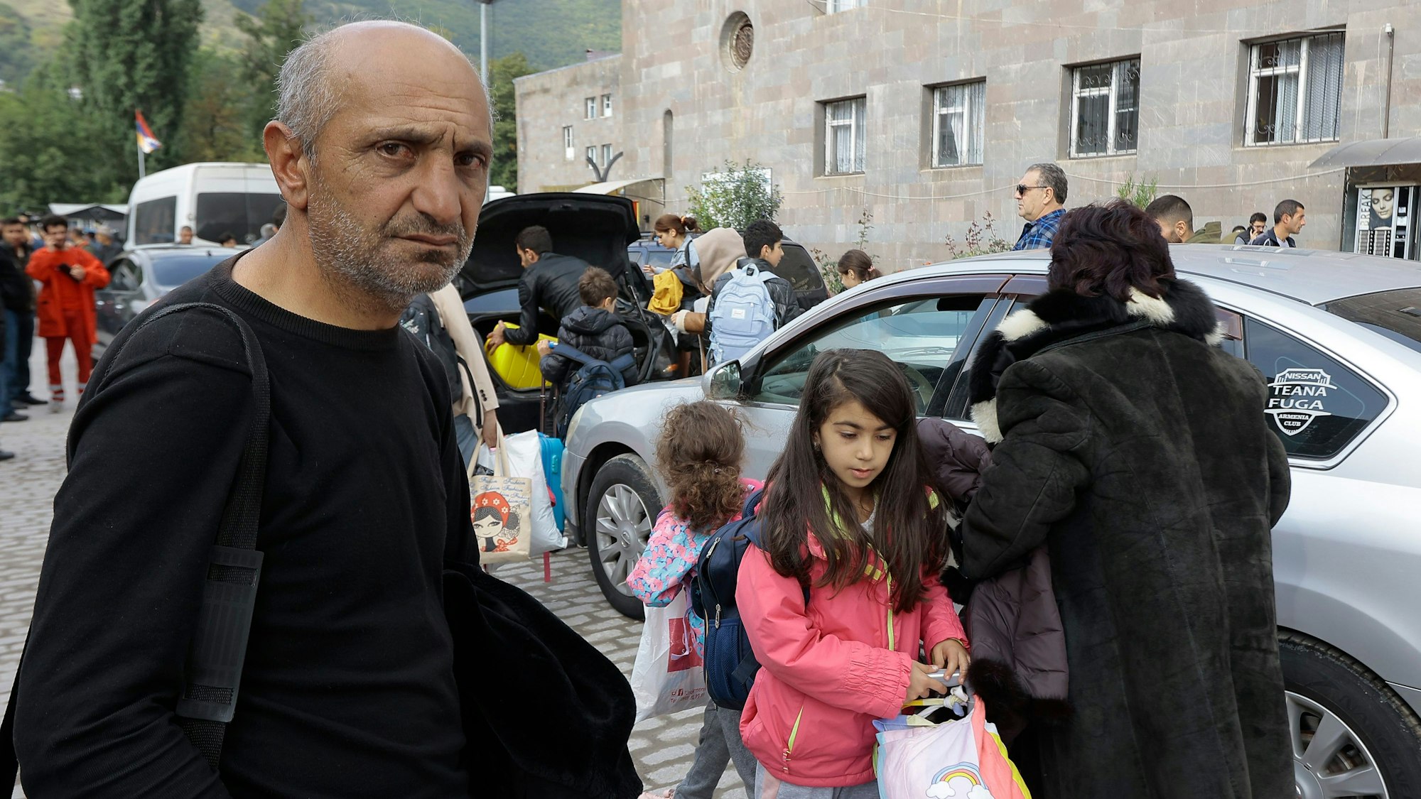 Ethnische Armenier aus Berg-Karabach in der Region Syunik an. Nach der Eroberung des Gebiets Berg-Karabach im Südkaukasus durch Aserbaidschan haben sich bereits Tausende der dort lebenden Karabach-Armenier auf die Flucht begeben.