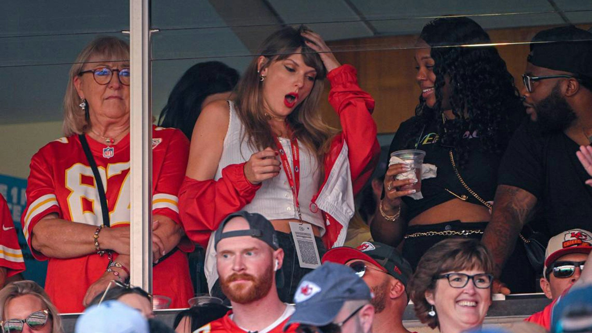 Taylor Swift (M), Musikerin aus den USA, verfolgt mit Donna Kelce (l), Mutter von Travis Kelce, Spieler der Kansas City Chiefs, aus einer Suite im Arrowhead Stadium das NFL-Footballspiel zwischen den Kansas City Chiefs und den Chicago Bears.