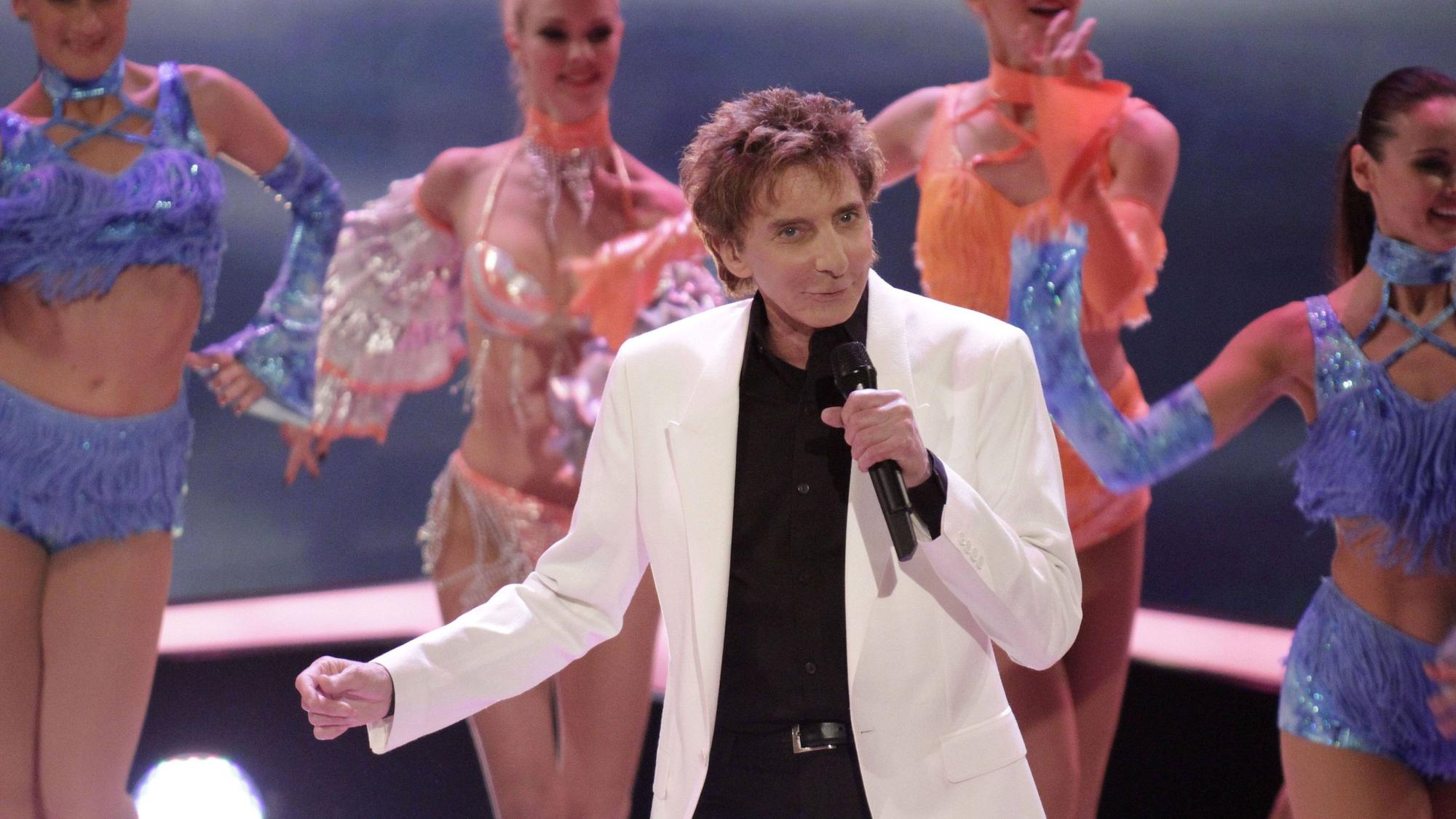 Barry Manilow mit Tänzerinnen in der ZDF-Show 2012.