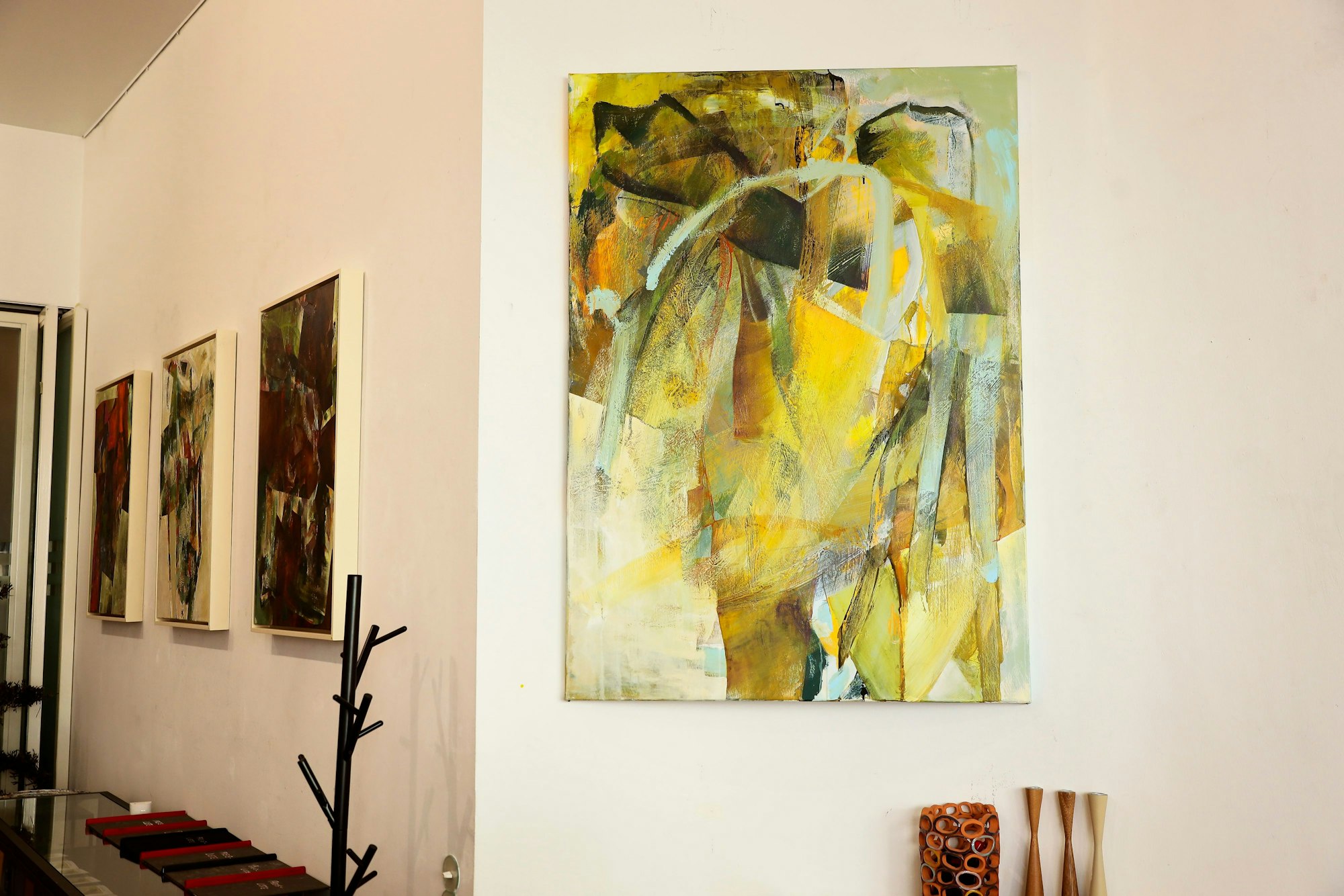 „Passage 15“ mit verschiedenen Gelbtönen, schwarzen, weißen, braunen und bläulichen Farbflächen hängt an der Wand.