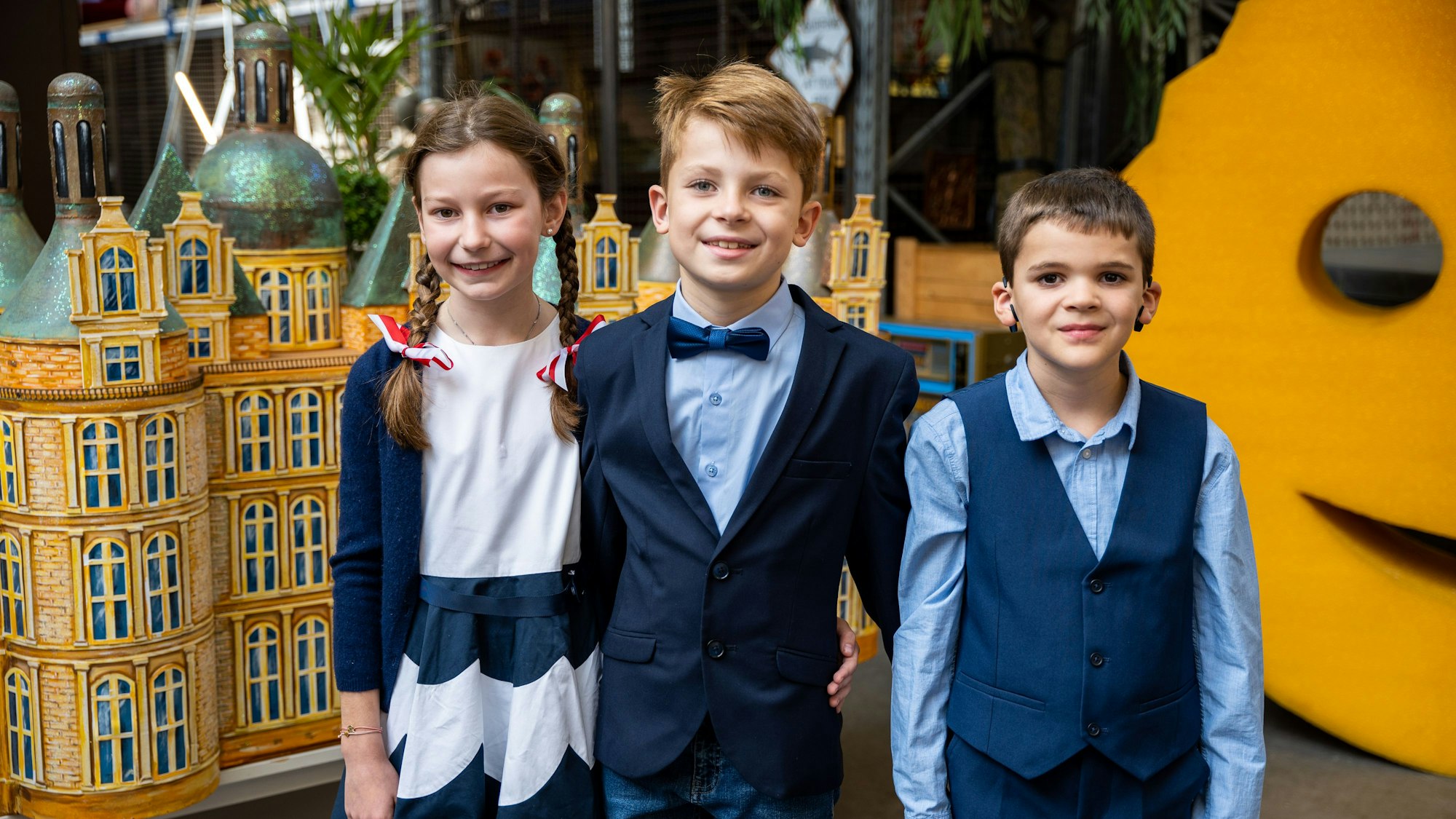 Kinderjungfrau Benedikta, Kinderprinz Julius I. und Kinderbauer Severin (v.l.) regieren 2024 den Kölner Kinderkarneval.