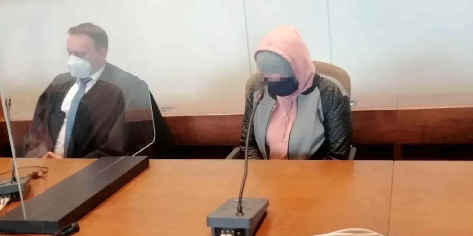 Das Foto zeigt Alinas Mutter während des Prozesses 2021. Neben ihr sitzt einer ihrer Verteidiger.