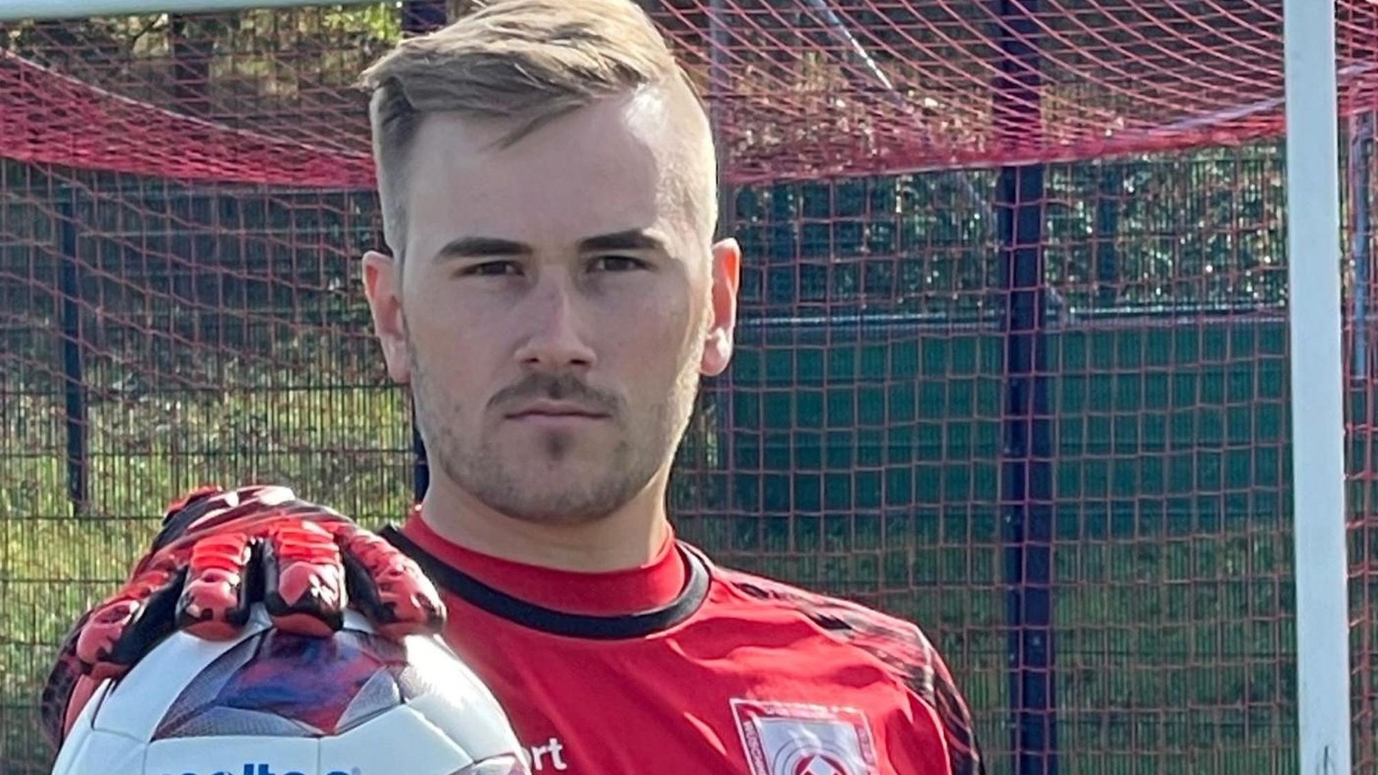 Das Bild zeigt Torwart Matthias Klause mit einem Ball am Handschuh.
