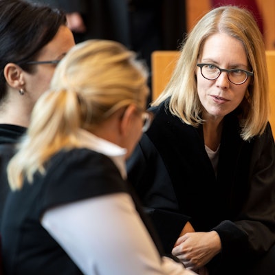 Oberstaatsanwältin Anne Brorhilker (r) sitzt vor dem Landgericht auf dem Platz des Anklägers. Vor dem Bonner Landgericht hat der erste Strafprozess zu den hochumstrittenen "Cum-Ex"-Steuerdeals begonnen. Den beiden angeklagten Ex-Aktienhändlern wird besonders schwere Steuerhinterziehung vorgeworfen: Sie sollen zwischen 2006 und 2011 einen Steuerschaden von mehr als 440 Millionen Euro verursacht haben. +++ dpa-Bildfunk +++