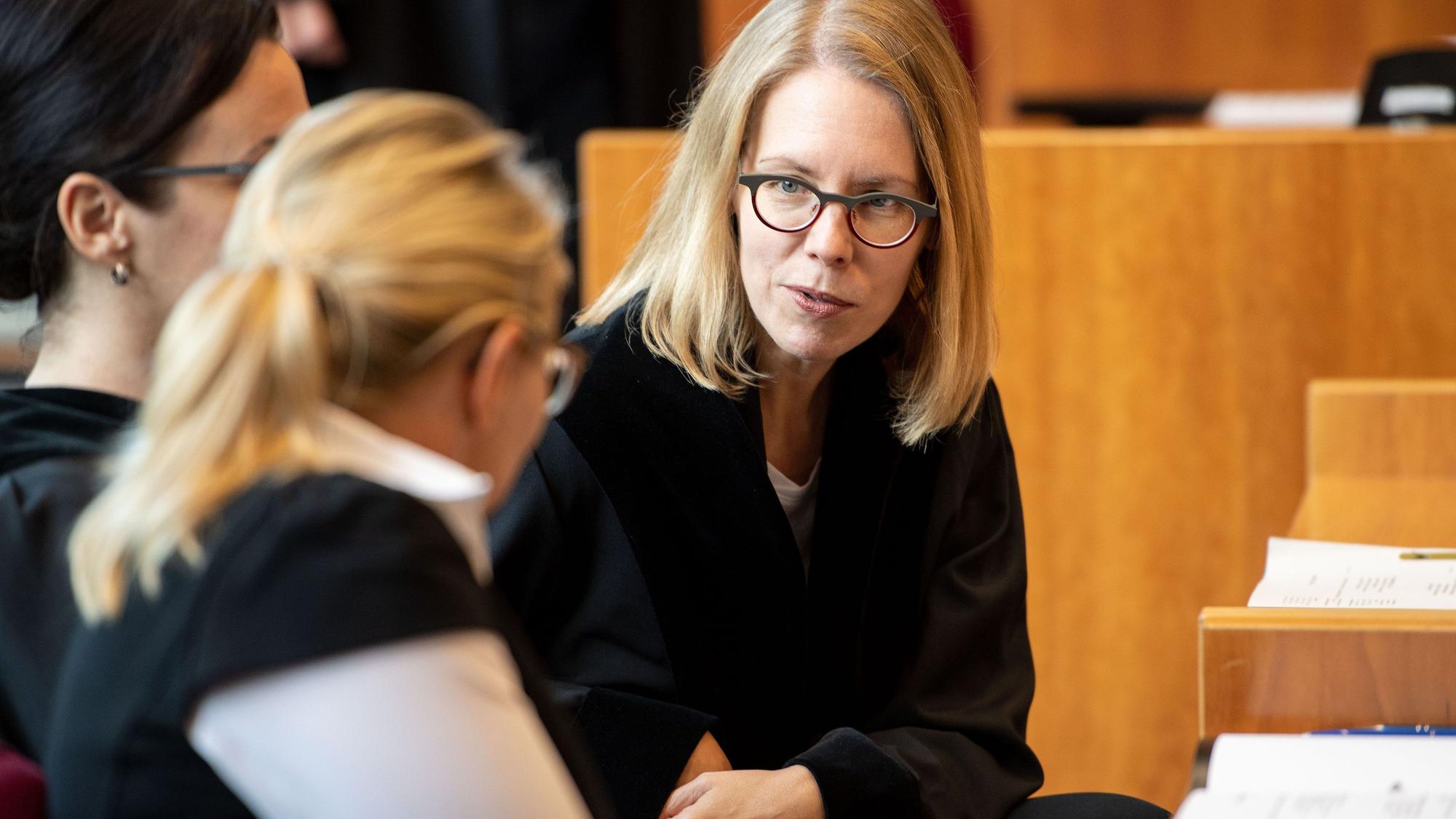 Oberstaatsanwältin Anne Brorhilker (r.) im Bonner Landgericht