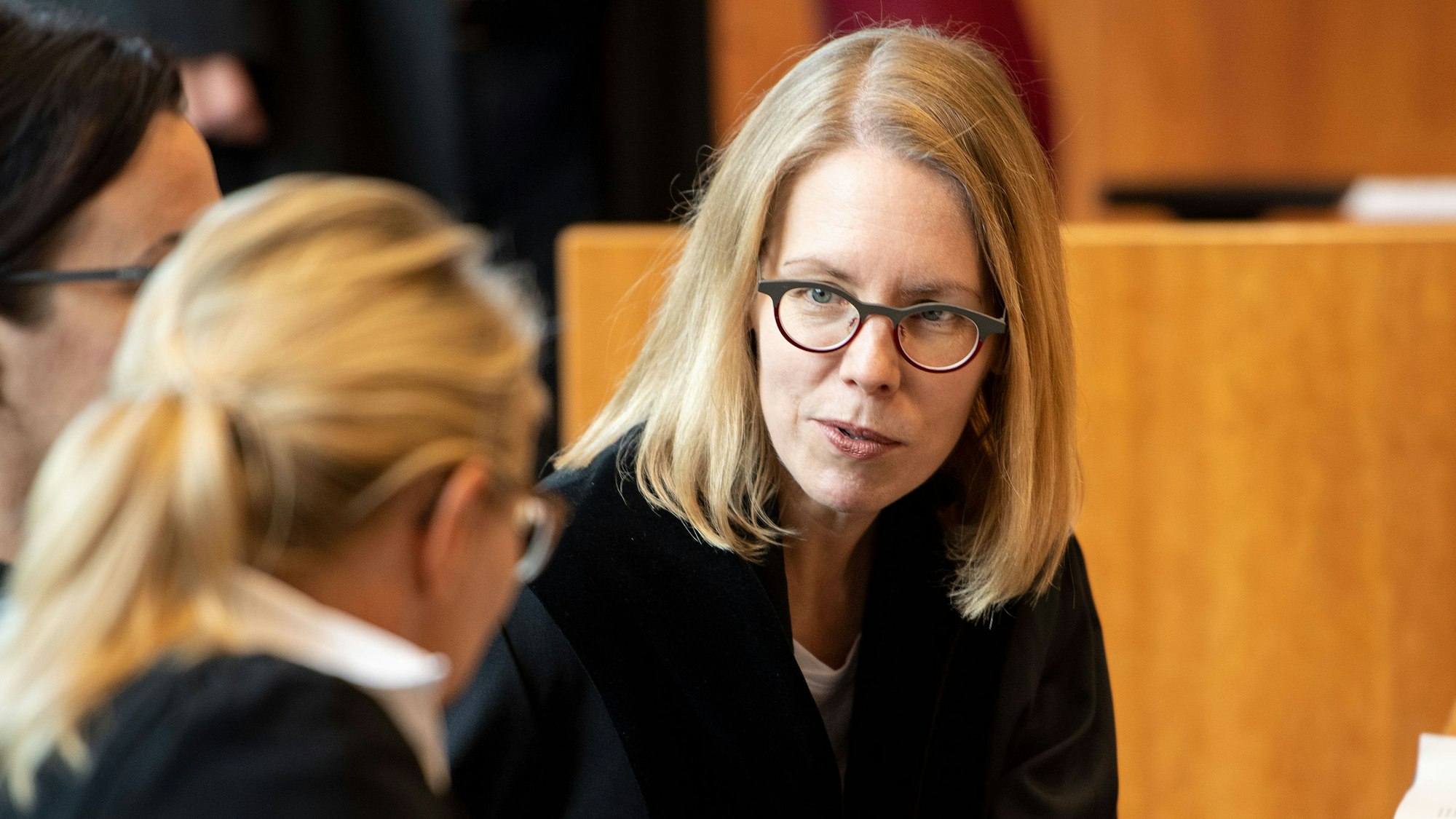 Oberstaatsanwältin Anne Brorhilker (r) sitzt vor dem Landgericht auf dem Platz des Anklägers. Vor dem Bonner Landgericht hat der erste Strafprozess zu den hochumstrittenen "Cum-Ex"-Steuerdeals begonnen. Den beiden angeklagten Ex-Aktienhändlern wird besonders schwere Steuerhinterziehung vorgeworfen: Sie sollen zwischen 2006 und 2011 einen Steuerschaden von mehr als 440 Millionen Euro verursacht haben. +++ dpa-Bildfunk +++