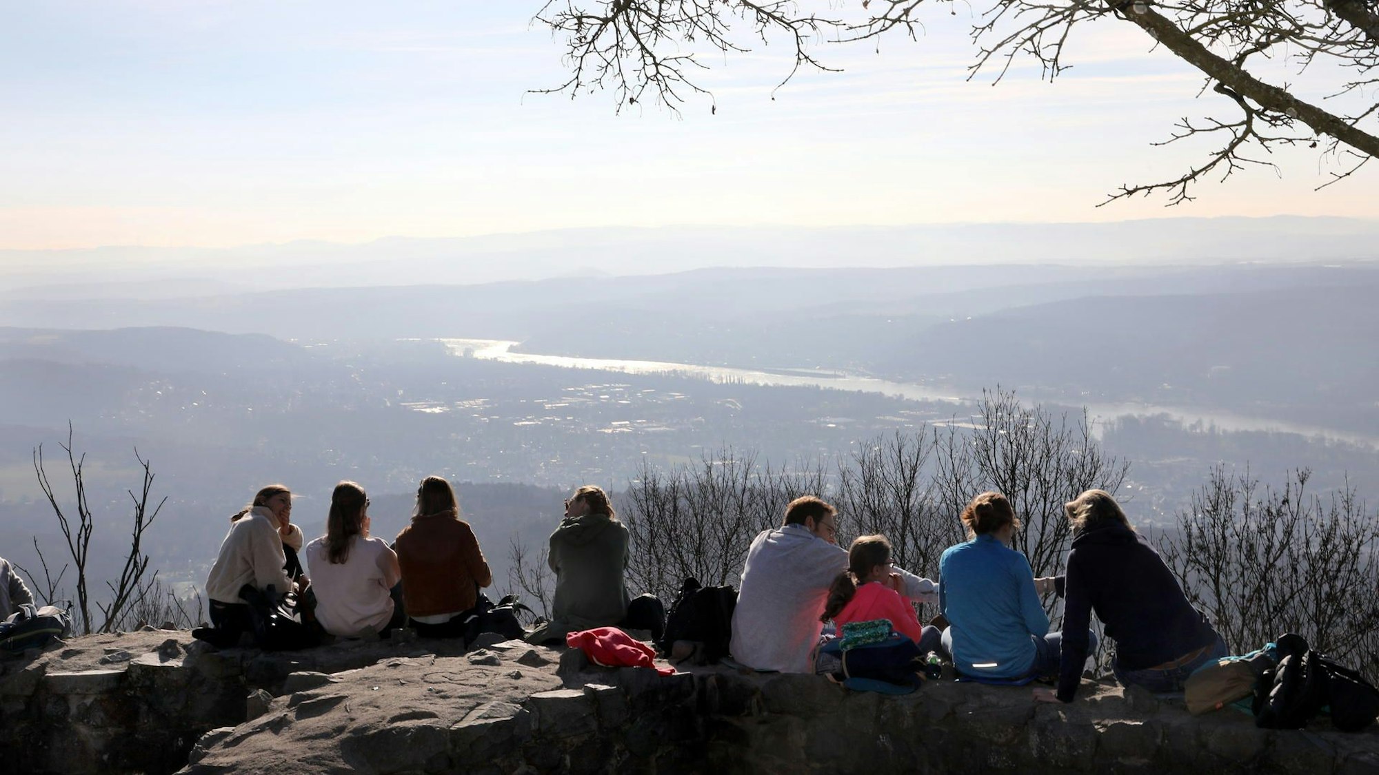 Menschen genießen die Aussicht über den Rhein.