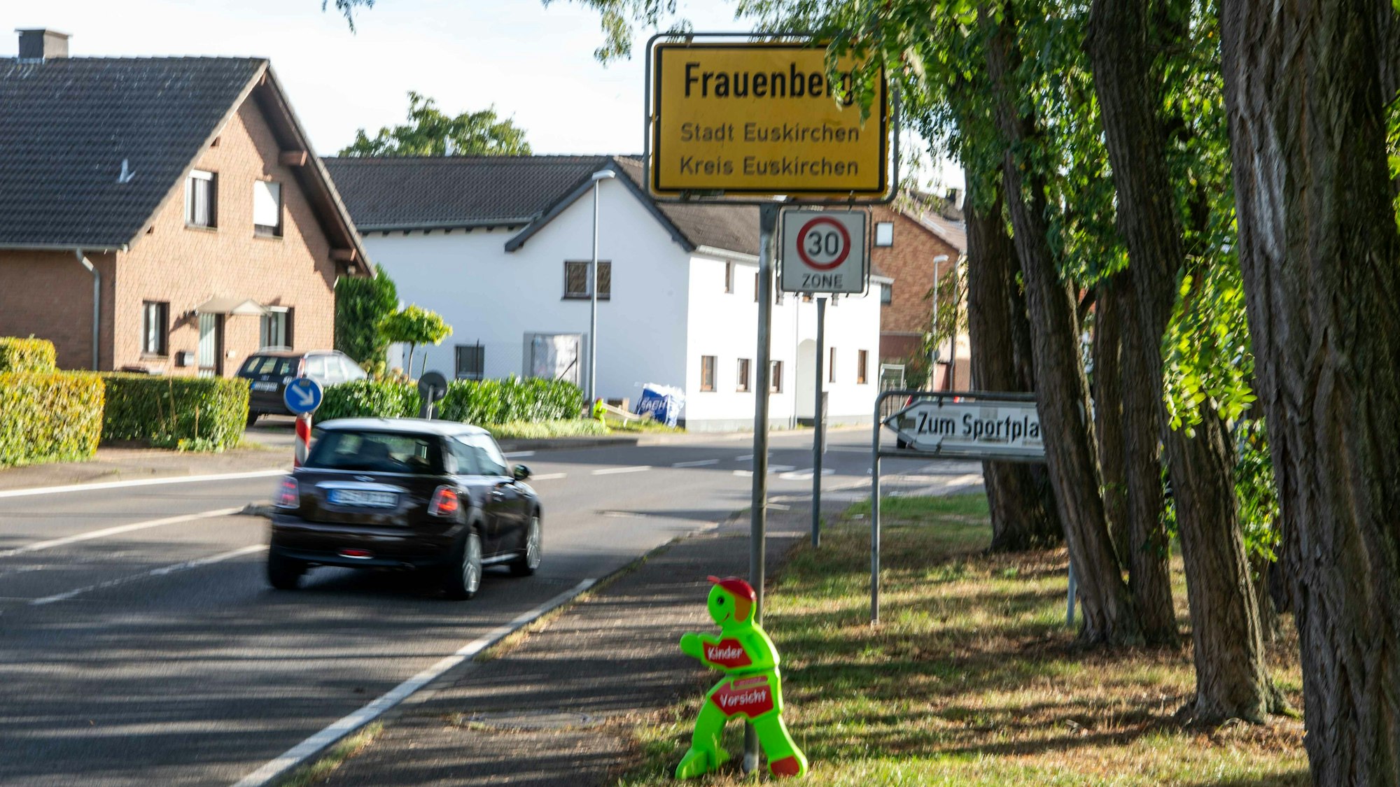 Das Bild zeigt die Ortsdurchfahrt von Frauenberg. Ein Auto fährt gerade über die Nideggener Straße.