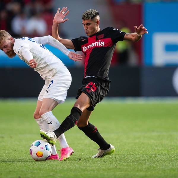 Leverkusens Exequiel Palacios und Heidenheims Jan-Niklas Beste kämpfen um den Ball.