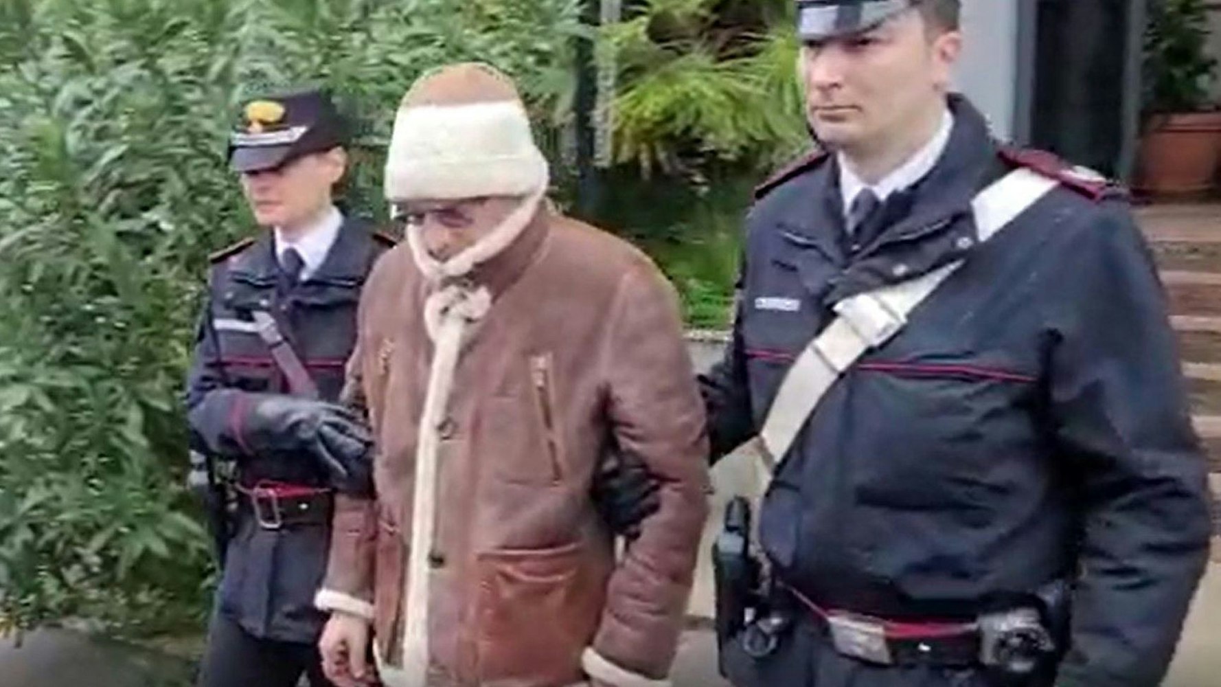 ARCHIV - 16.01.2023, Italien, Palermo: Das Standbild aus einem Polizeivideo zeigt Matteo Messina Denaro (M), Chef der sizilianischen Cosa Nostra, der nach seiner Festnahme von der Polizei begleitet wird. (Wiederholung mit verändertem Bildausschnitt) Foto: -/Comando Generale Carabinieri /dpa - ACHTUNG: Nur zur redaktionellen Verwendung im Zusammenhang mit der aktuellen Berichterstattung und nur mit vollständiger Nennung des vorstehenden Credits +++ dpa-Bildfunk +++