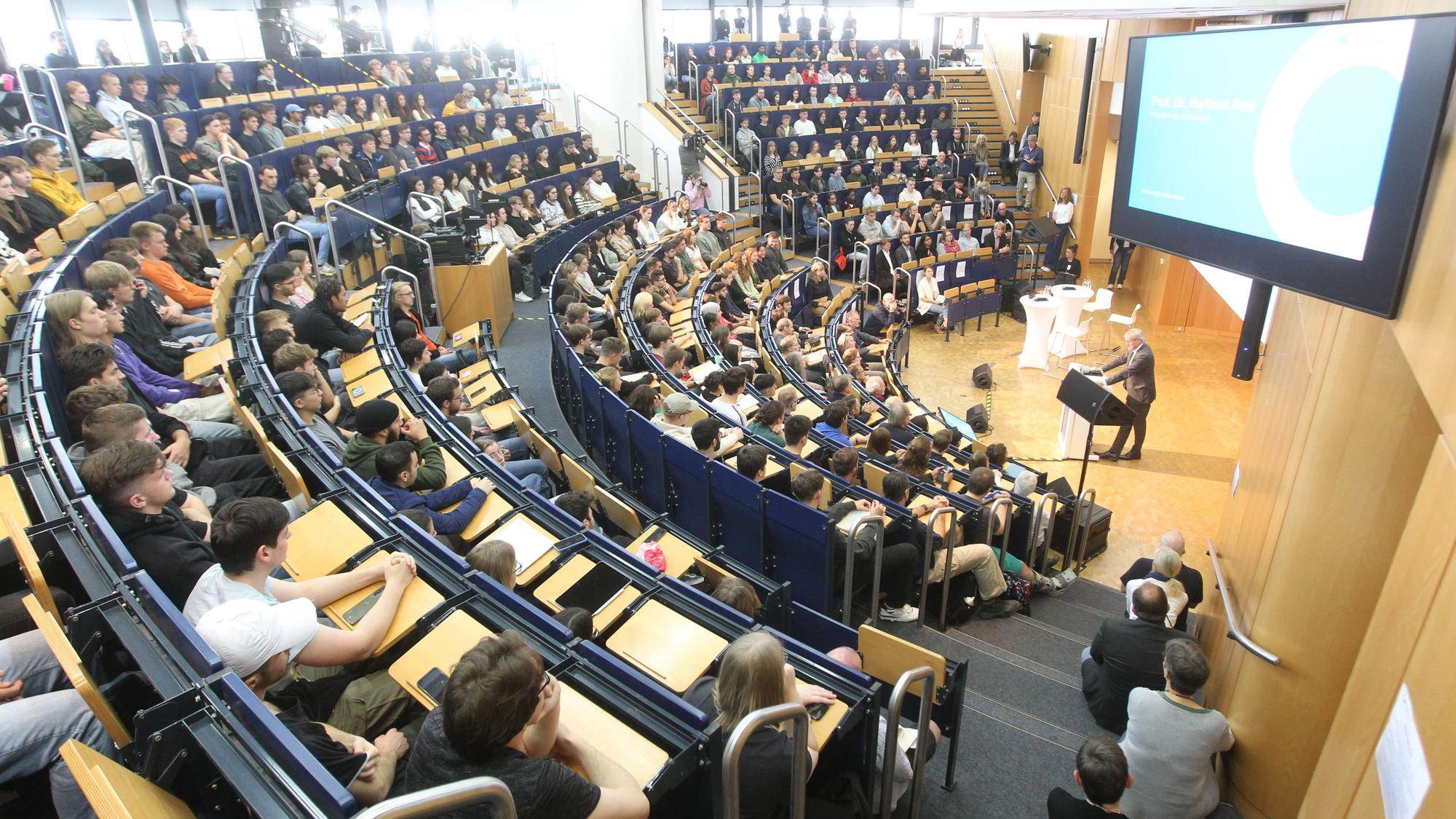 Knapp 400 Erstsemester lauschten im Audimax den Begrüßungsworten von Hochschul-Präsident Hartmut Ihne.