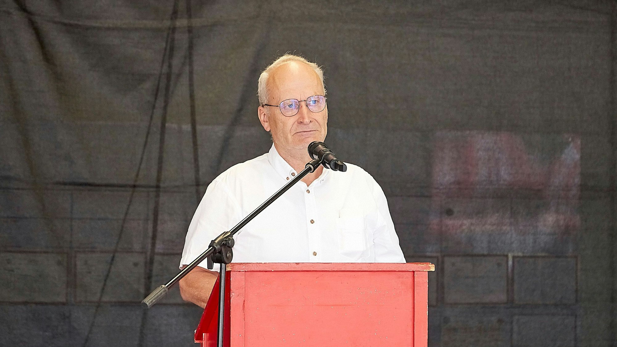 Dr. Hans-Peter Schick steht am Rednerpult.