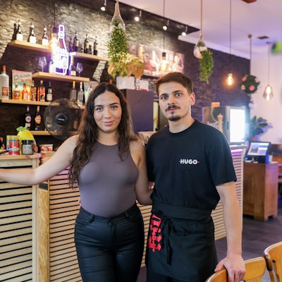 Die Inhaber Marcela Andrei und Daniela Istrate stehen vor der Theke ihres neu eröffneten Restaurants.