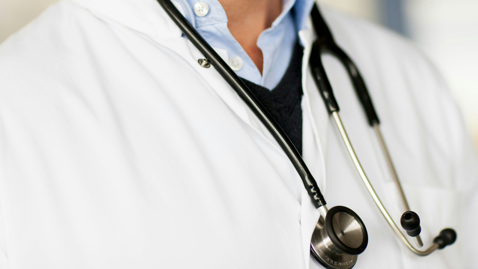 Ein Arzt trägt ein Stethoskop um den Hals.