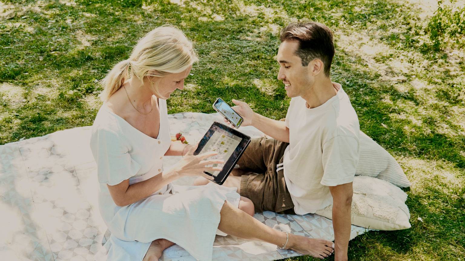 Mann und Frau beim Picknick.