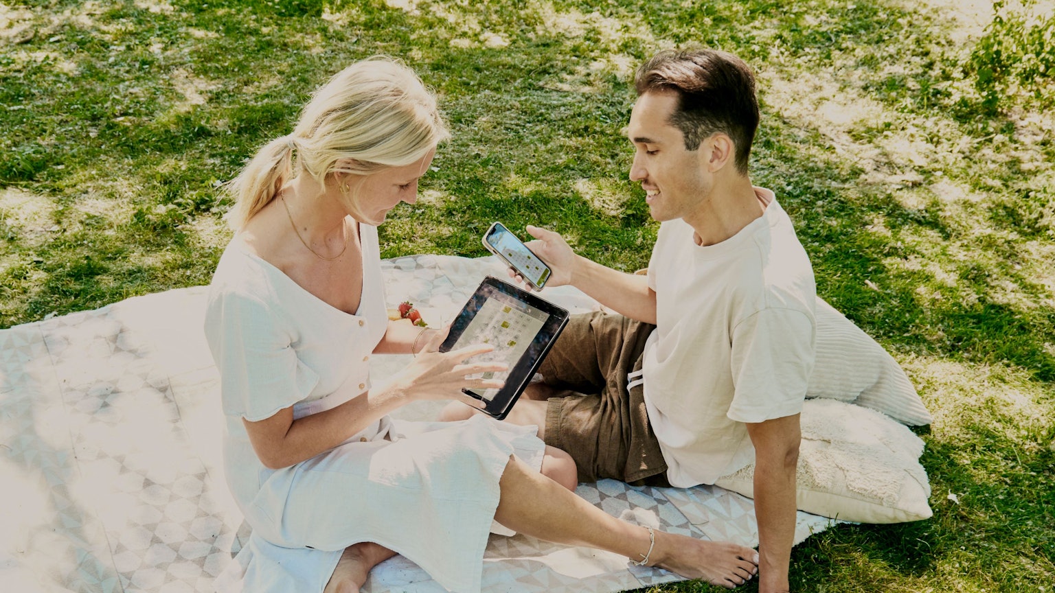 Mann und Frau beim Picknick.