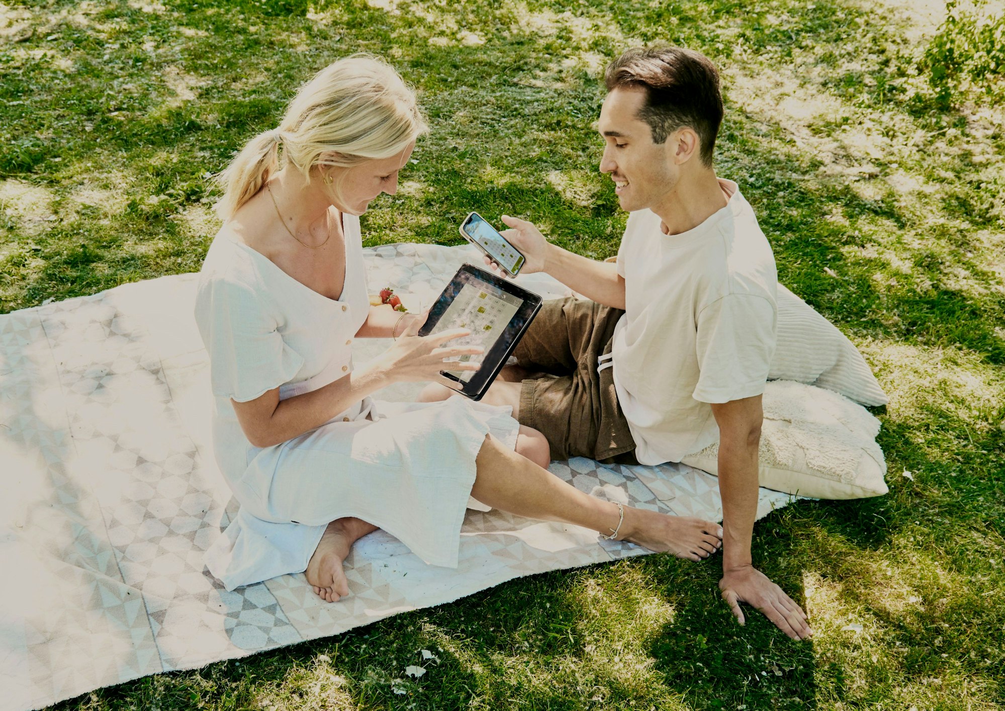 Mann und Frau beim Picknick.