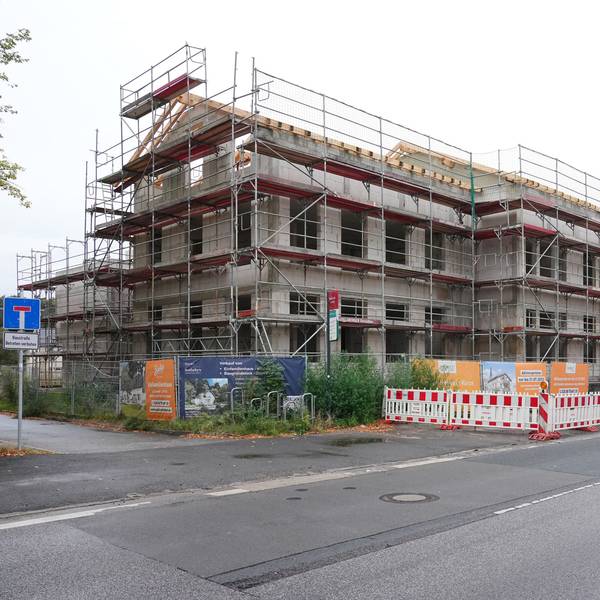 Ein Baugerüst steht an dem Rohbau eines Mehrfamilienhauses im Potsdamer Ortsteil Bornim. Wie findet Deutschland wieder Wohnraum? Um diese Frage geht es am Montag im Kanzleramt.