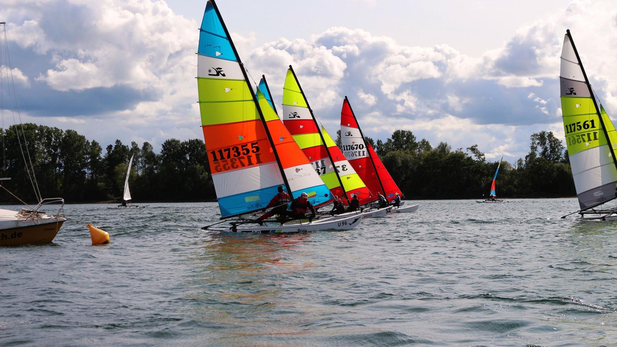 Das Bild zeigt eine Szene der Regatta auf dem Zülpicher Wassersportsee.