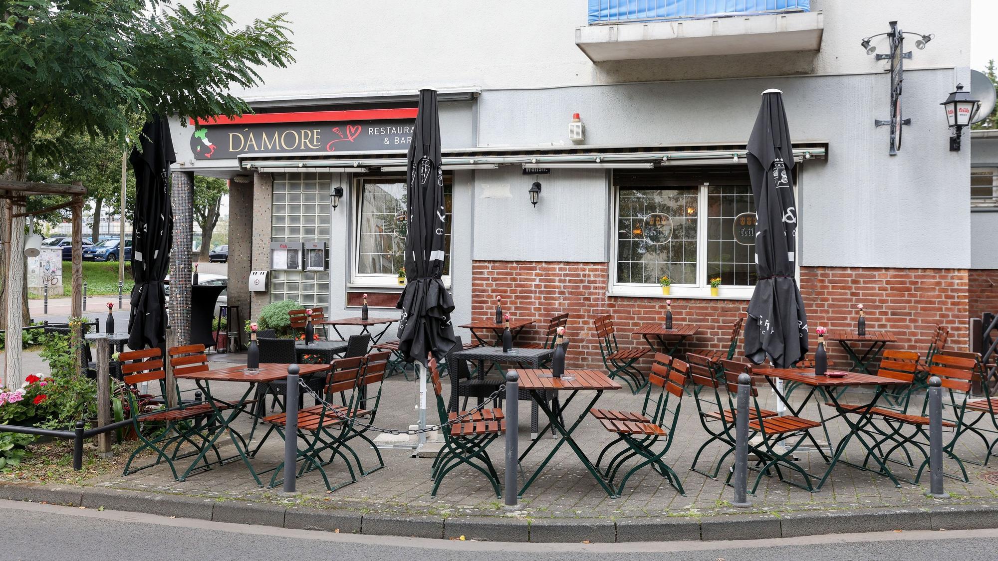 Auf der Terrasse stehen Tische und Stühle.