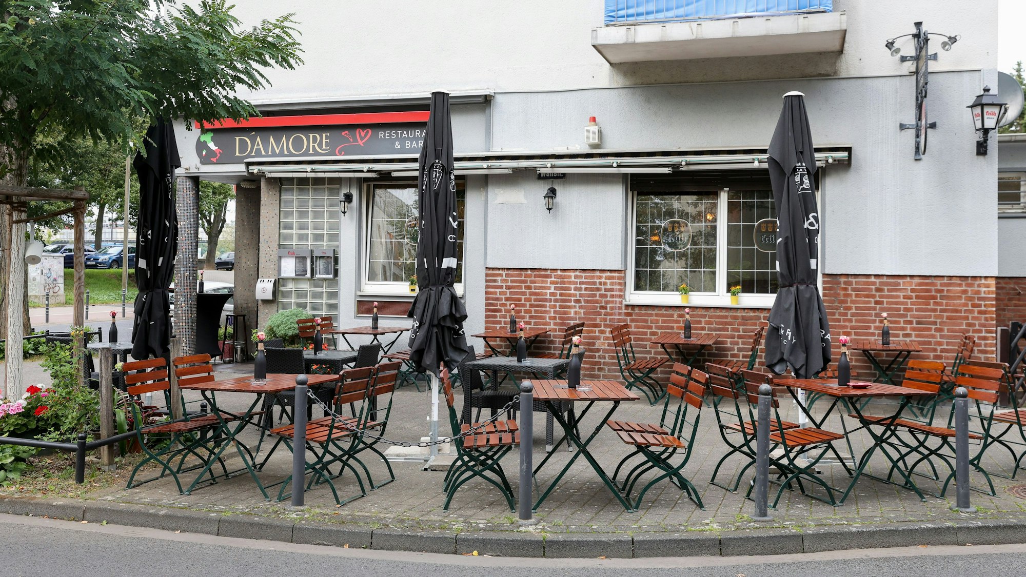Auf der Terrasse stehen Tische und Stühle.