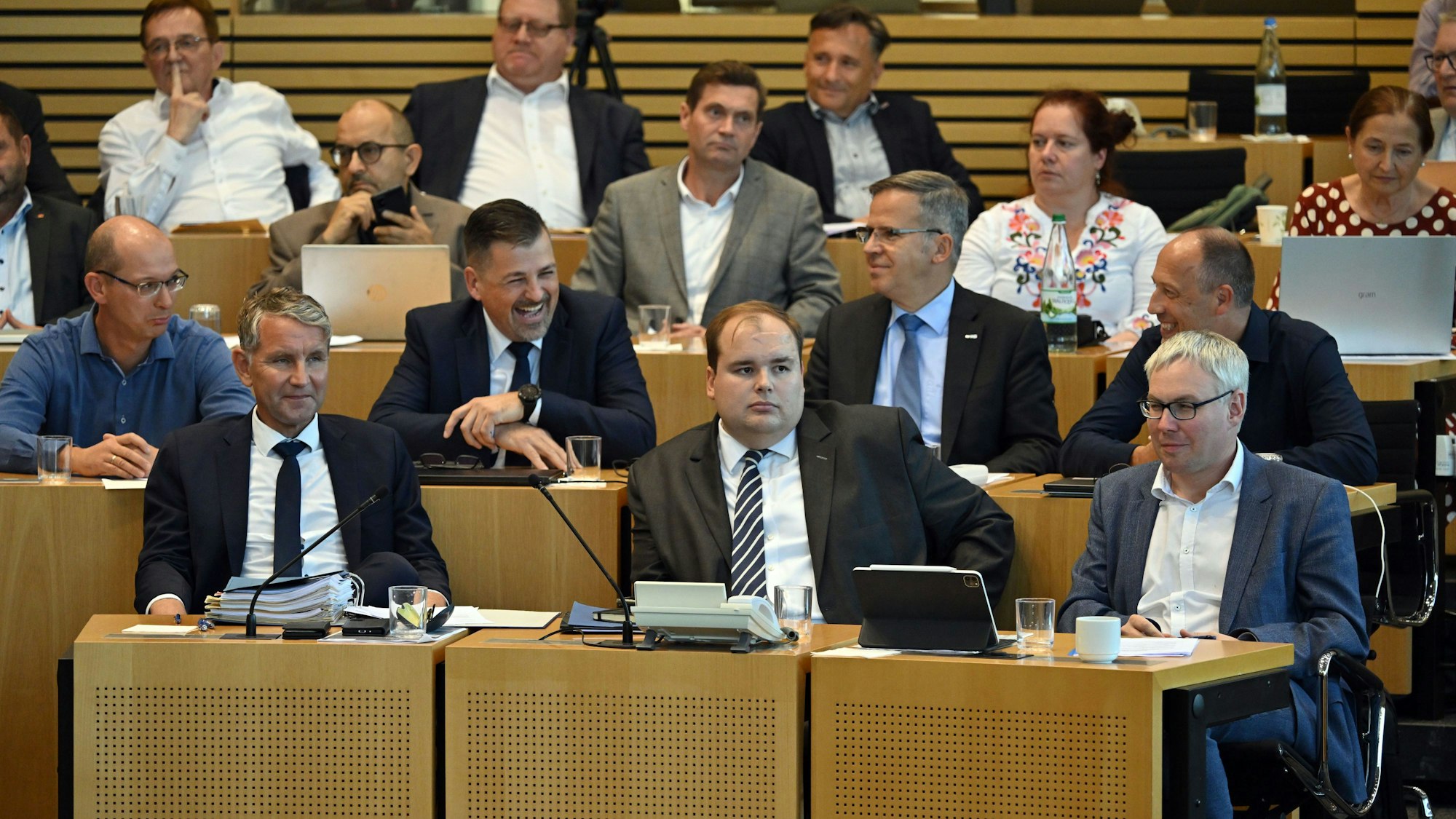 Abgeordnete der AfD freuen sich nach der Abstimmung über die Grunderwerbssteuer im Plenarsaal des Thüringer Landtag. Die Opposition will eine Steuersenkung gegen die rot-rot-grüne Minderheitskoalition durchsetzen.