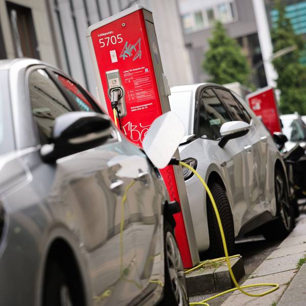 Elektrofahrzeuge werden an einer Ladesäule in der Innenstadt geladen.