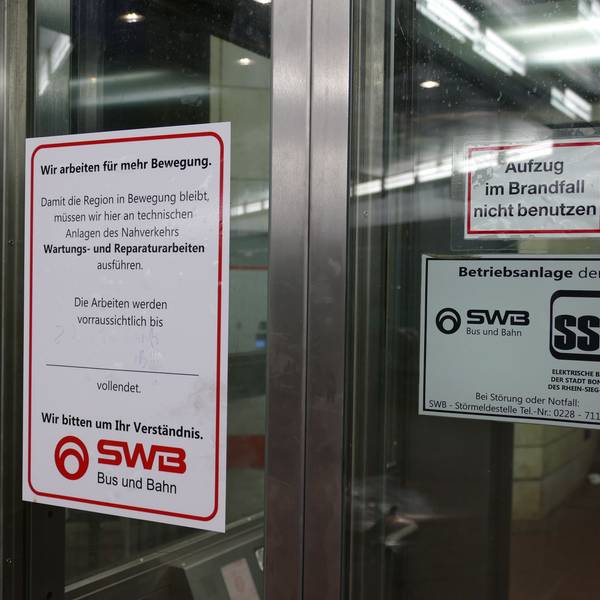 Ein Aushang der Bonner Stadtwerke auf der Tür des defekten Bahnhofsaufzugs wies seit Anfang September auf den Umweg hin, den Reisende mit eingeschränkter Mobilität auf sich nehmen mussten.