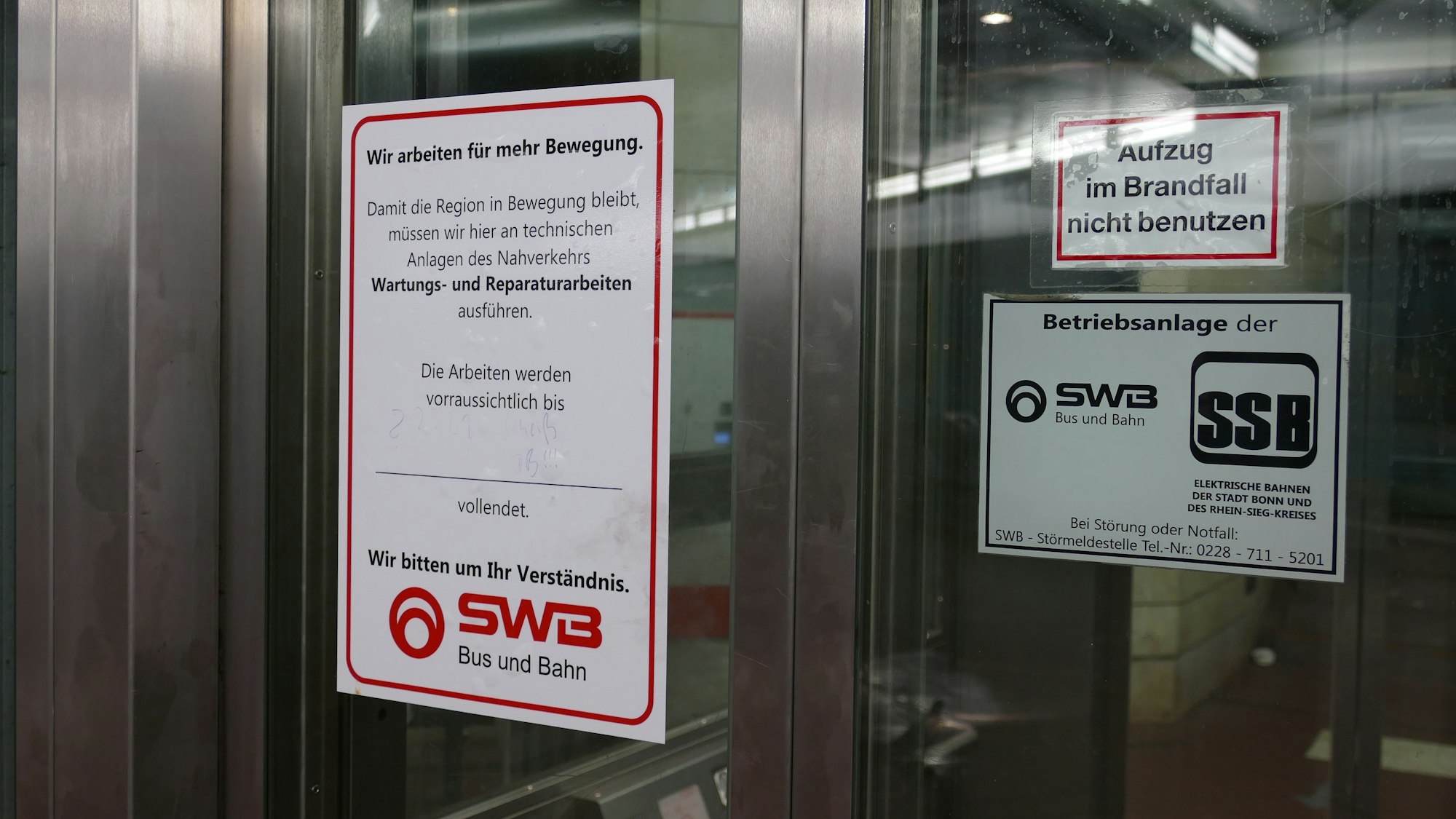 Ein Schild an einem Aufzug.