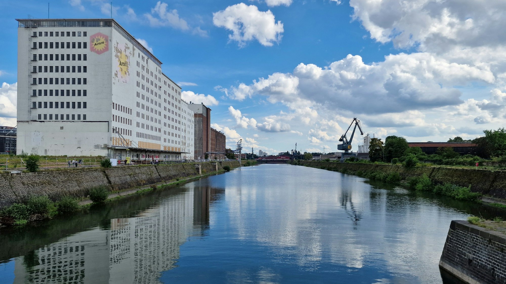 Der Deutzer Hafen, fotografiert von der Drehbrücke. Ein erstes Grundstück ganz am Ende des Beckens geht jetzt in den Vertrieb.