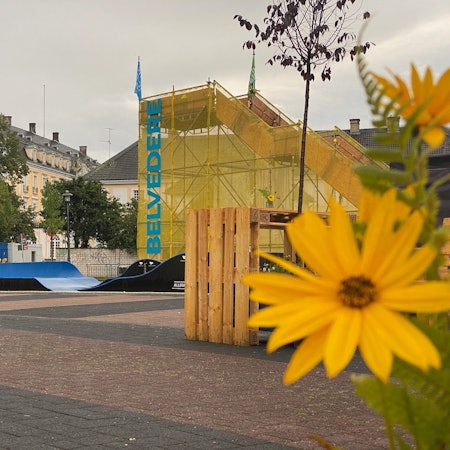 Zu sehen ist der Belvedere mit dem provisorischen Aussichtsturm und im Hintergrund das Brühler Schloss.