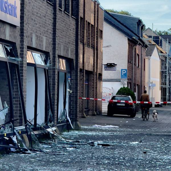 Scherben liegen auf der Straße, Fenster sind zerstört.