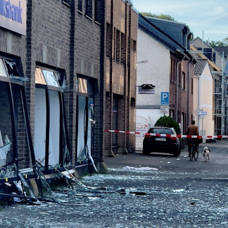 Scherben liegen auf der Straße, Fenster sind zerstört.