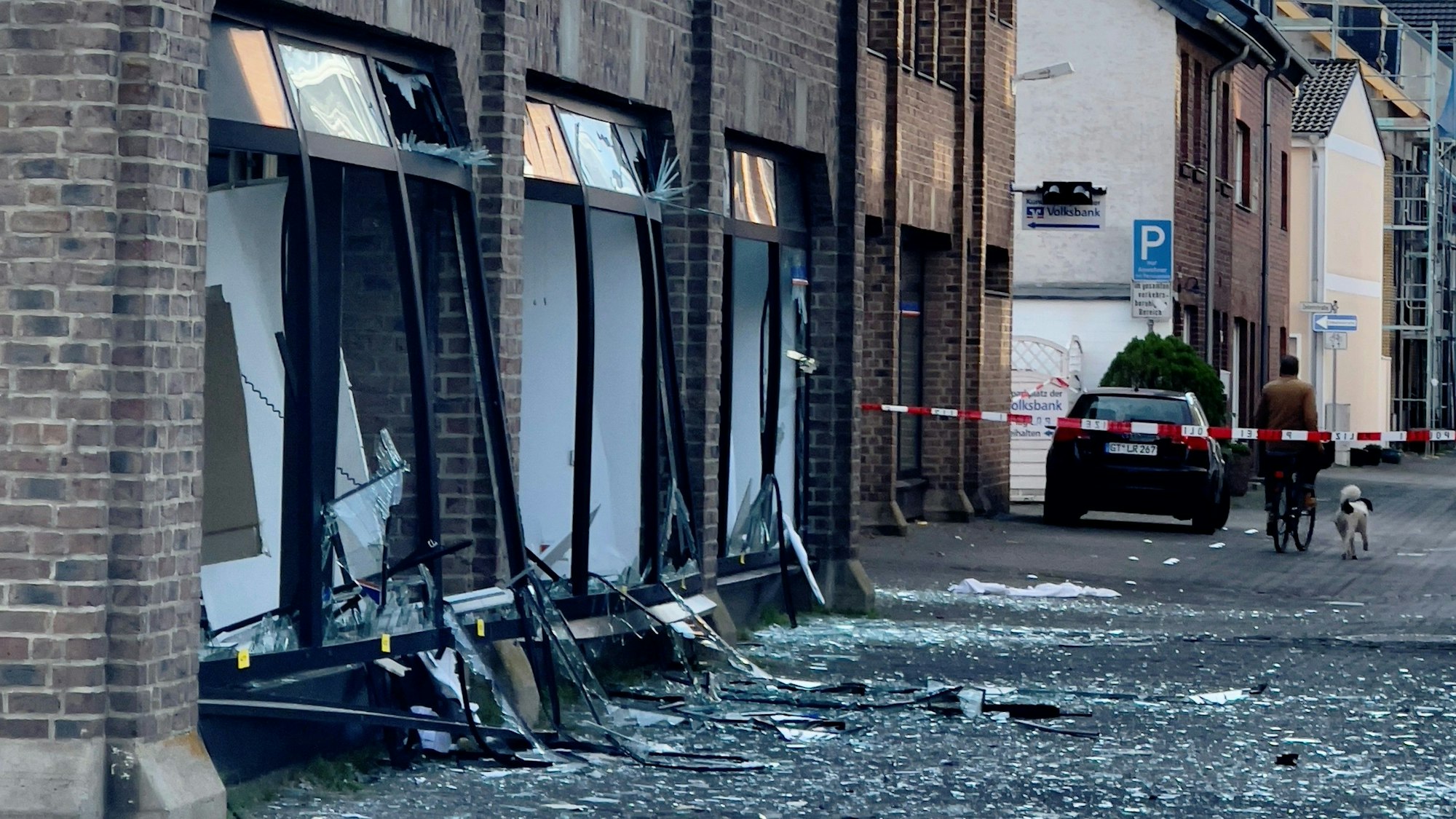 Das Foto zeigt die schweren Schäden im Erdgeschoss der Bank.