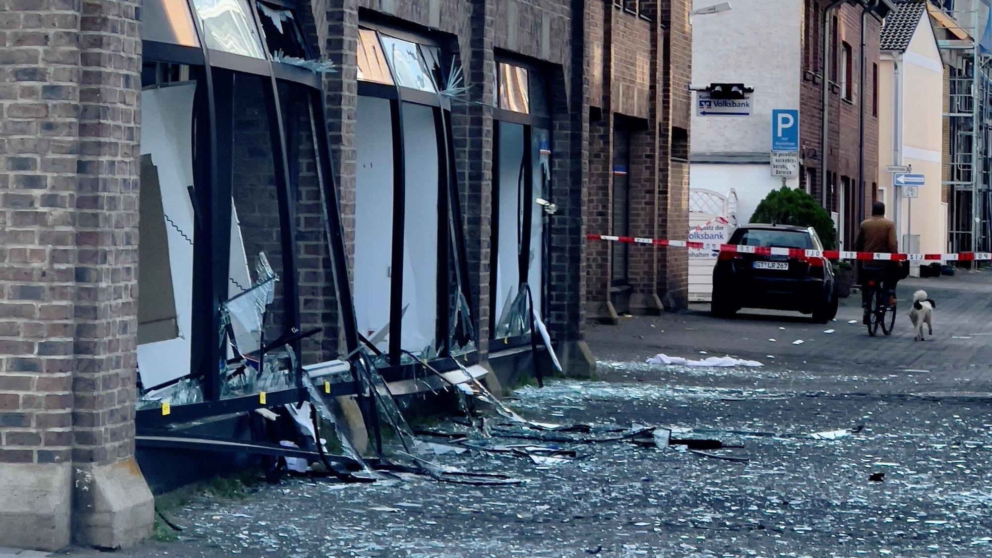 Scherben liegen auf der Straße, Fenster sind zerstört.
