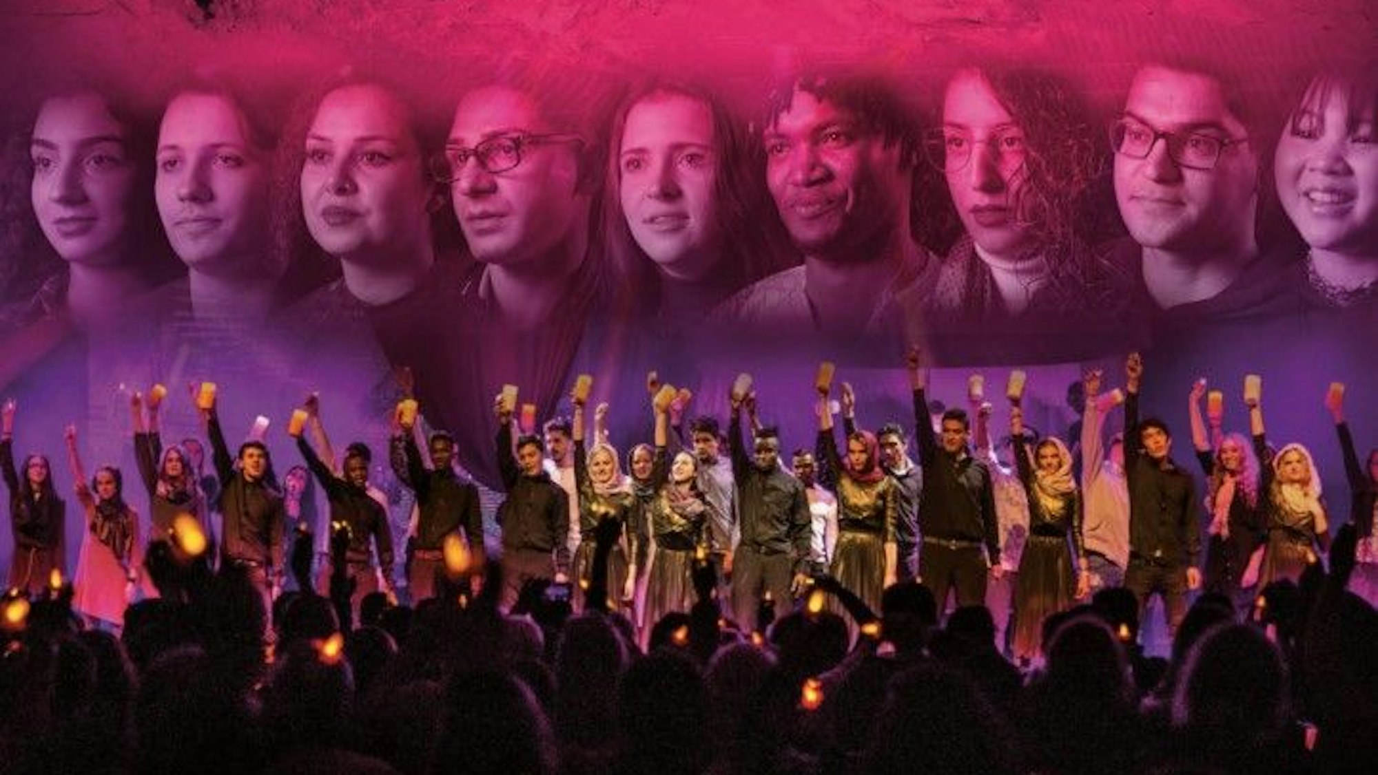 Auf dem Plakat der Film-Dokumentation „Only Human“ stehen Teilnehmende mit und ohne Flucht- und Migrationshintergrund auf der Bühne, darüber sieht man einzelne Darsteller groß im Porträt.