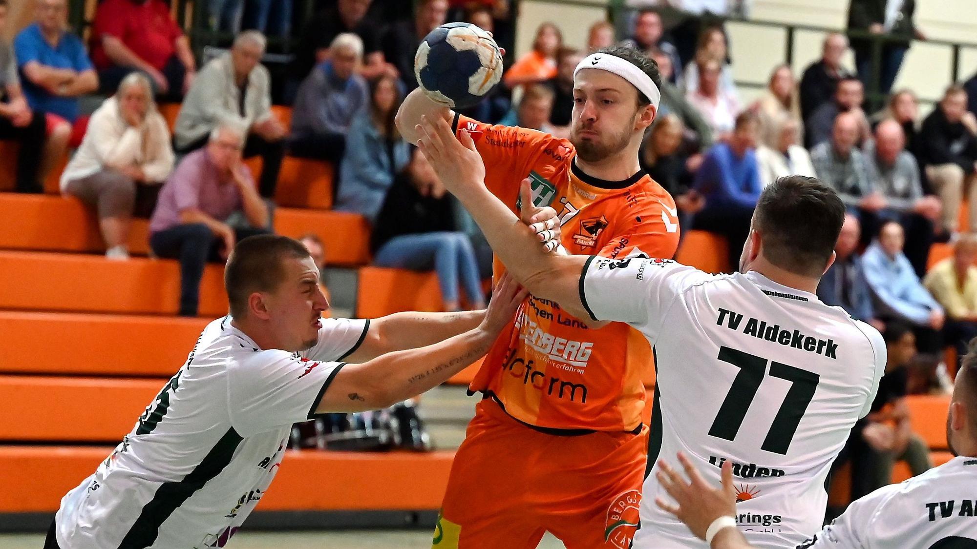 22.09.2023, Handball-Bergische Panter-Aldekerk
mitte: Jonas Kämper (Panther)
Foto: Uli Herhaus