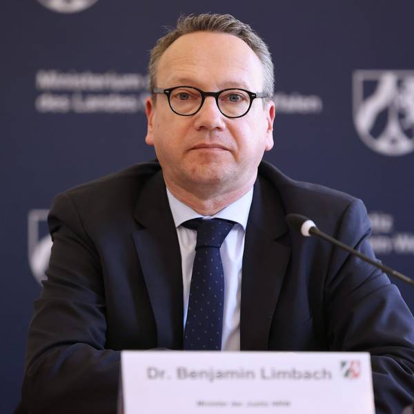 01.06.2023, Nordrhein-Westfalen, Düsseldorf: Minister Benjamin Limbach (Minister der Justiz Nordrhein Westfalen) redet bei einer Pressekonferenz in Düsseldorf. Bundesinnenministerin Nancy Faeser möchte sich vor Ort über die Arbeitsweise und Ergebnisse der bei der Düsseldorfer Staatsanwaltschaft angesiedelten ZeOS informieren und über die Zusammenarbeit von Bund und Ländern austauschen. Foto: David Young/dpa +++ dpa-Bildfunk +++
