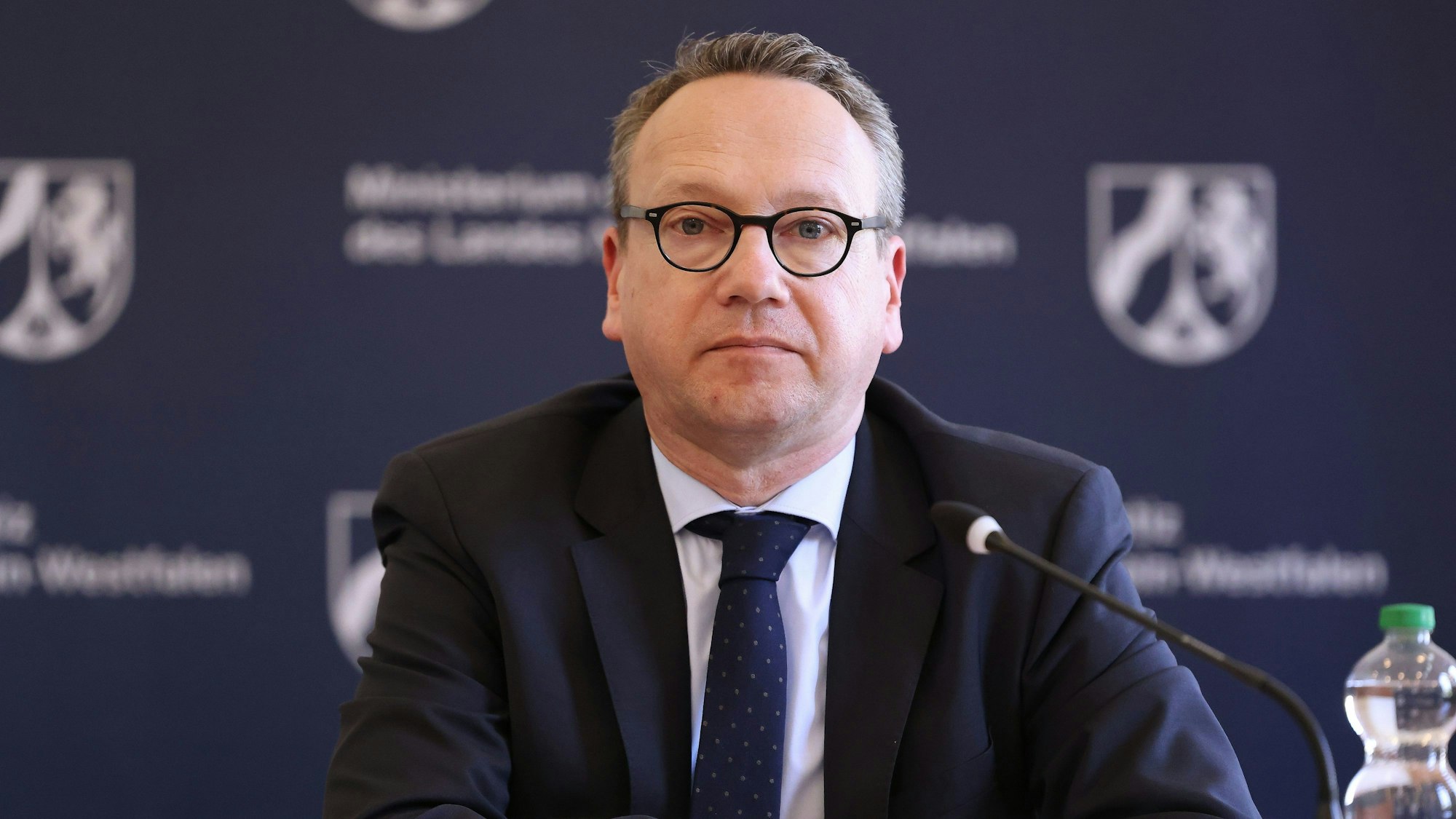 01.06.2023, Nordrhein-Westfalen, Düsseldorf: Minister Benjamin Limbach (Minister der Justiz Nordrhein Westfalen) redet bei einer Pressekonferenz in Düsseldorf. Bundesinnenministerin Nancy Faeser möchte sich vor Ort über die Arbeitsweise und Ergebnisse der bei der Düsseldorfer Staatsanwaltschaft angesiedelten ZeOS informieren und über die Zusammenarbeit von Bund und Ländern austauschen. Foto: David Young/dpa +++ dpa-Bildfunk +++