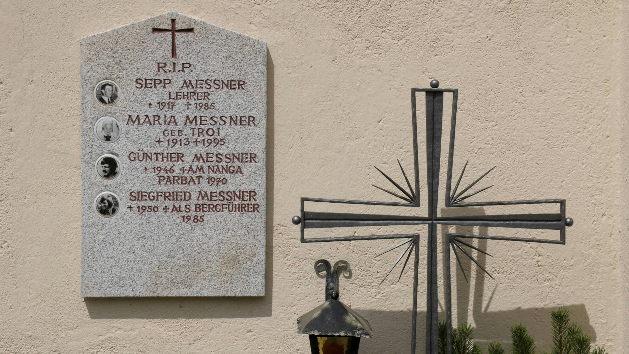 Das Familiengrab der Messners in Südtirol: Hier liegt Vater Sepp Messner, Mutter Maria, Sohn Guenther, 1970 am Anga Parbat vermisst und Sohn Siegfried, 1985 als Bergführer toedlich verunglueckt.
