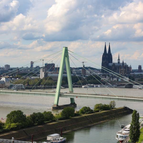 Der Blick von den Mühlengebäuden im Deutzer Hafen auf das Stadtpanorama ist spektakulär. Man sieht in Richtung Dom über die Severinsbrücke.