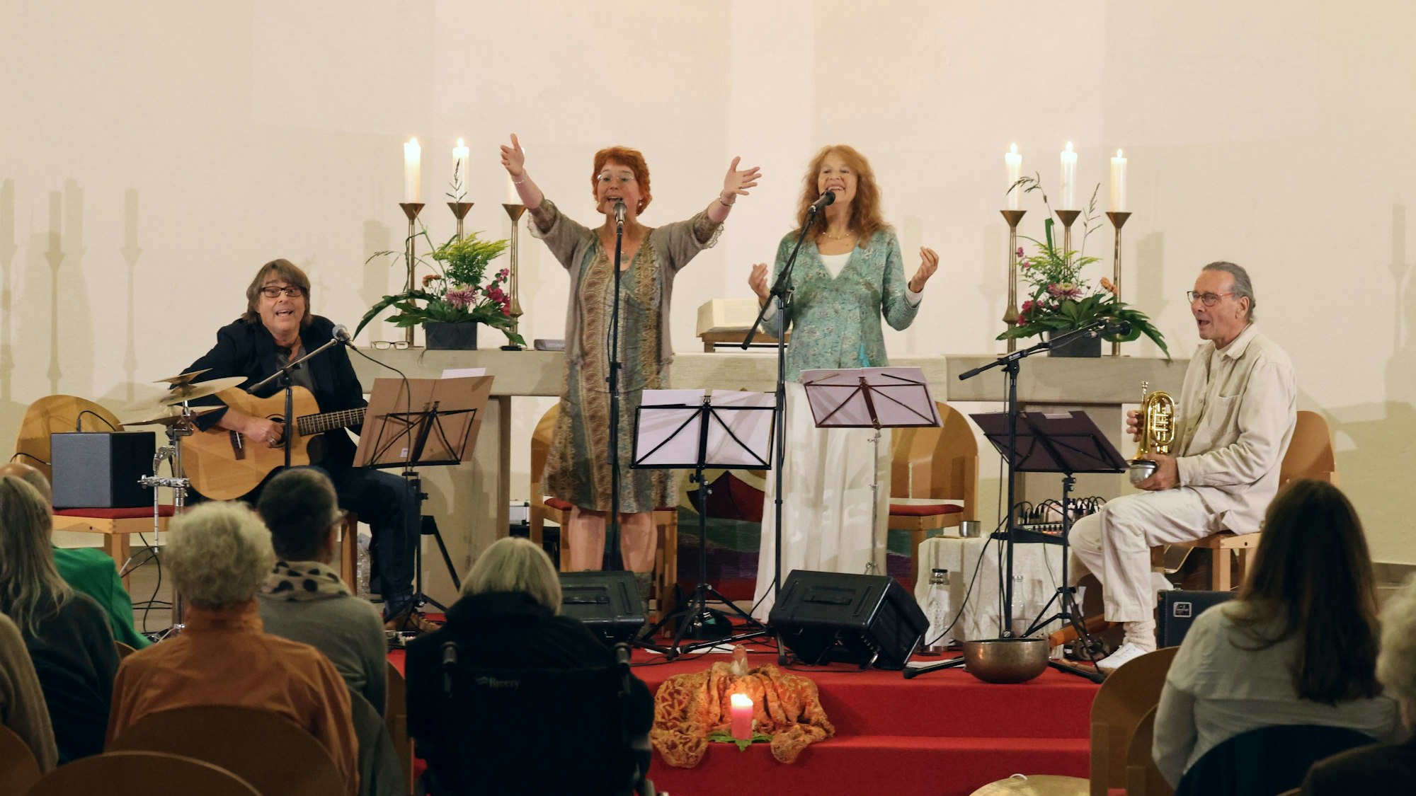 Vier Musiker stehen in einem Konzertsaal in Waldbröl.