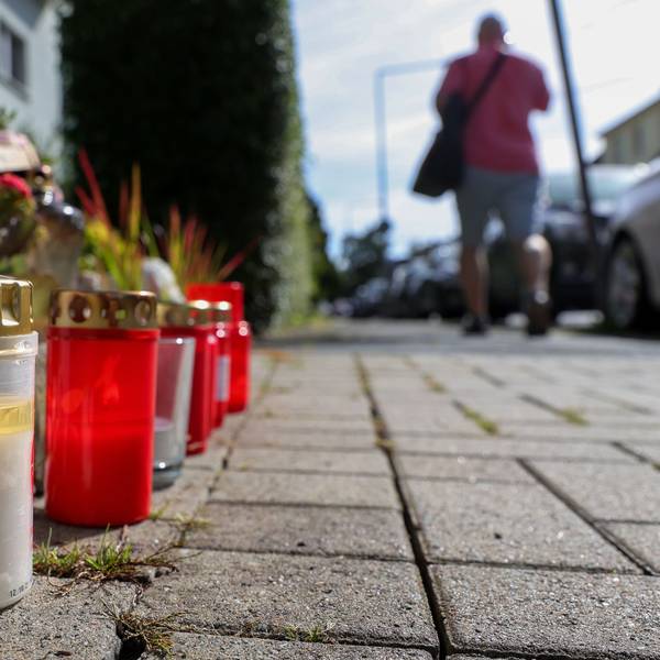 Kerzen vor einem Hauseingang in der Römerstraße, die an den gewaltsamen Tod eines 19-Jährigen erinnern.