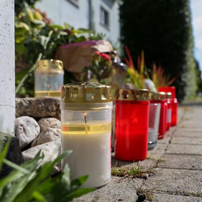 Kerzen vor einem Hauseingang in der Römerstraße, die an den gewaltsamen Tod eines 19-Jährigen erinnern.