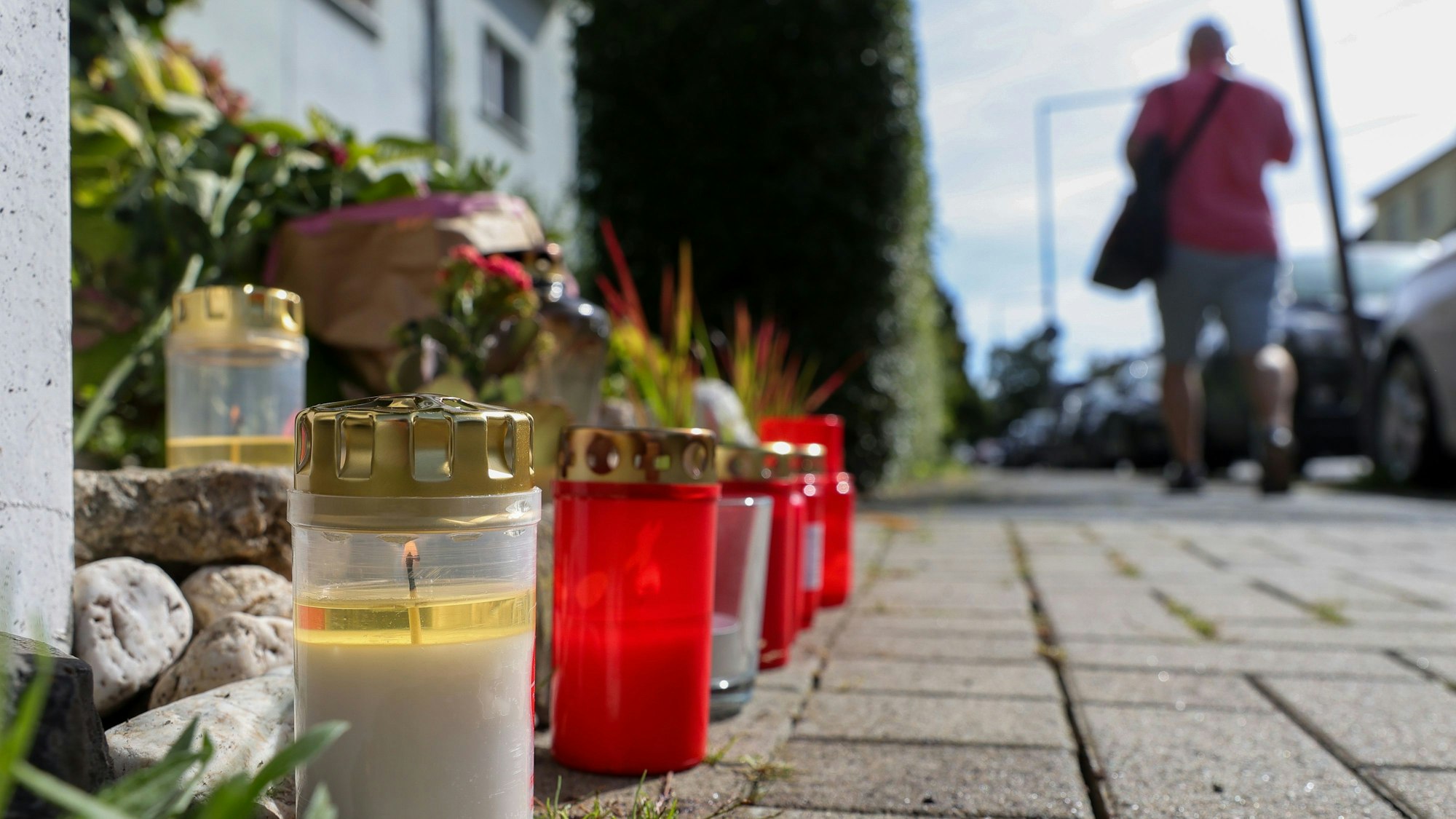 Kerzen vor einem Hauseingang in der Römerstraße, die an den gewaltsamen Tod eines 19-Jährigen erinnern.