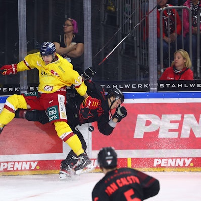 Harter Check: Düsseldorfs Luis Ueffing drückt Kölns Hakon Haenelt gegen die Bande.