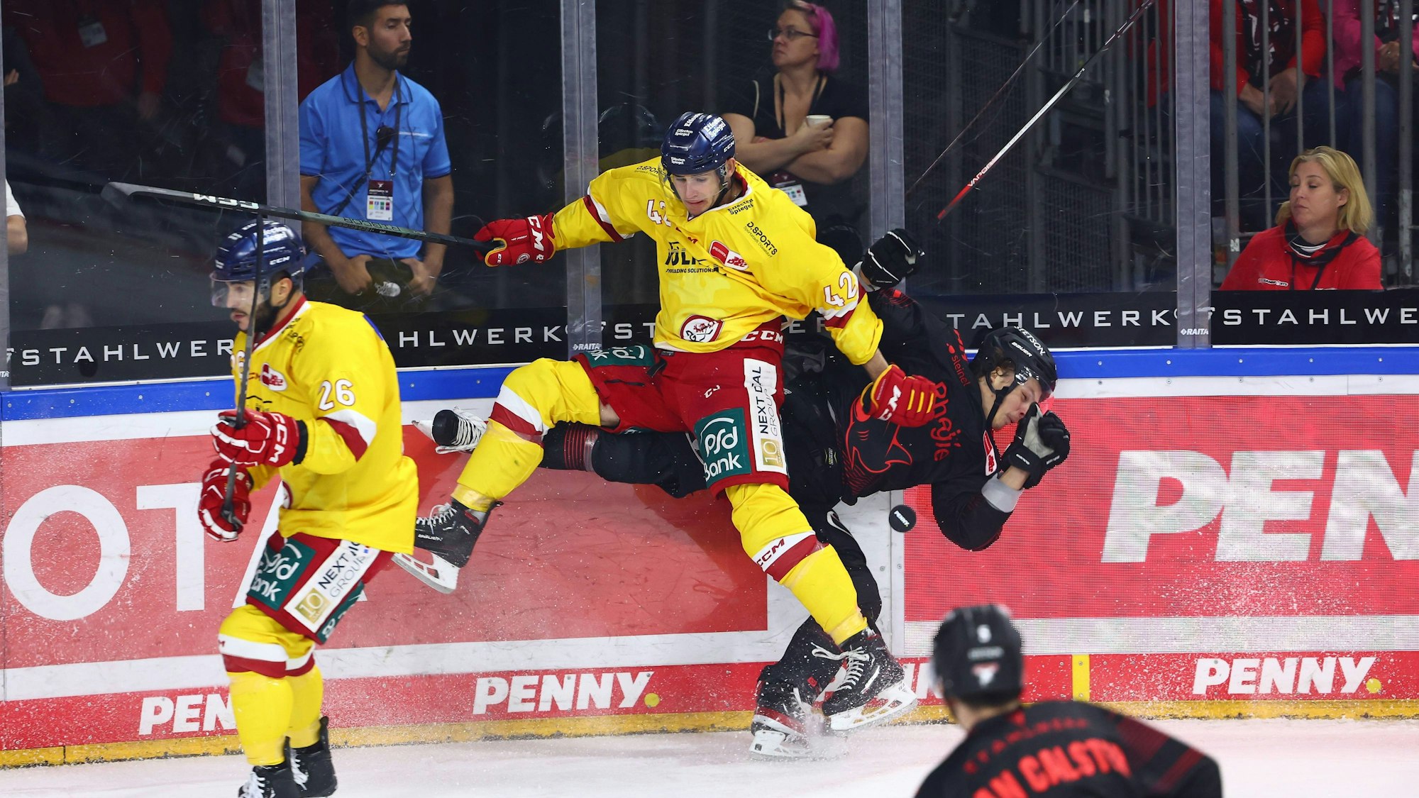 Harter Check: Düsseldorfs Luis Ueffing drückt Kölns Hakon Haenelt gegen die Bande.