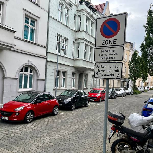 Blick auf ein Schild mit Parkregeln in der Montanusstraße